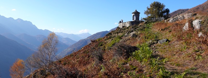 Entre escaliers en pierre et châtaigniers, une belle rando sur les hauteurs de la&nbsp;Vallemaggia…